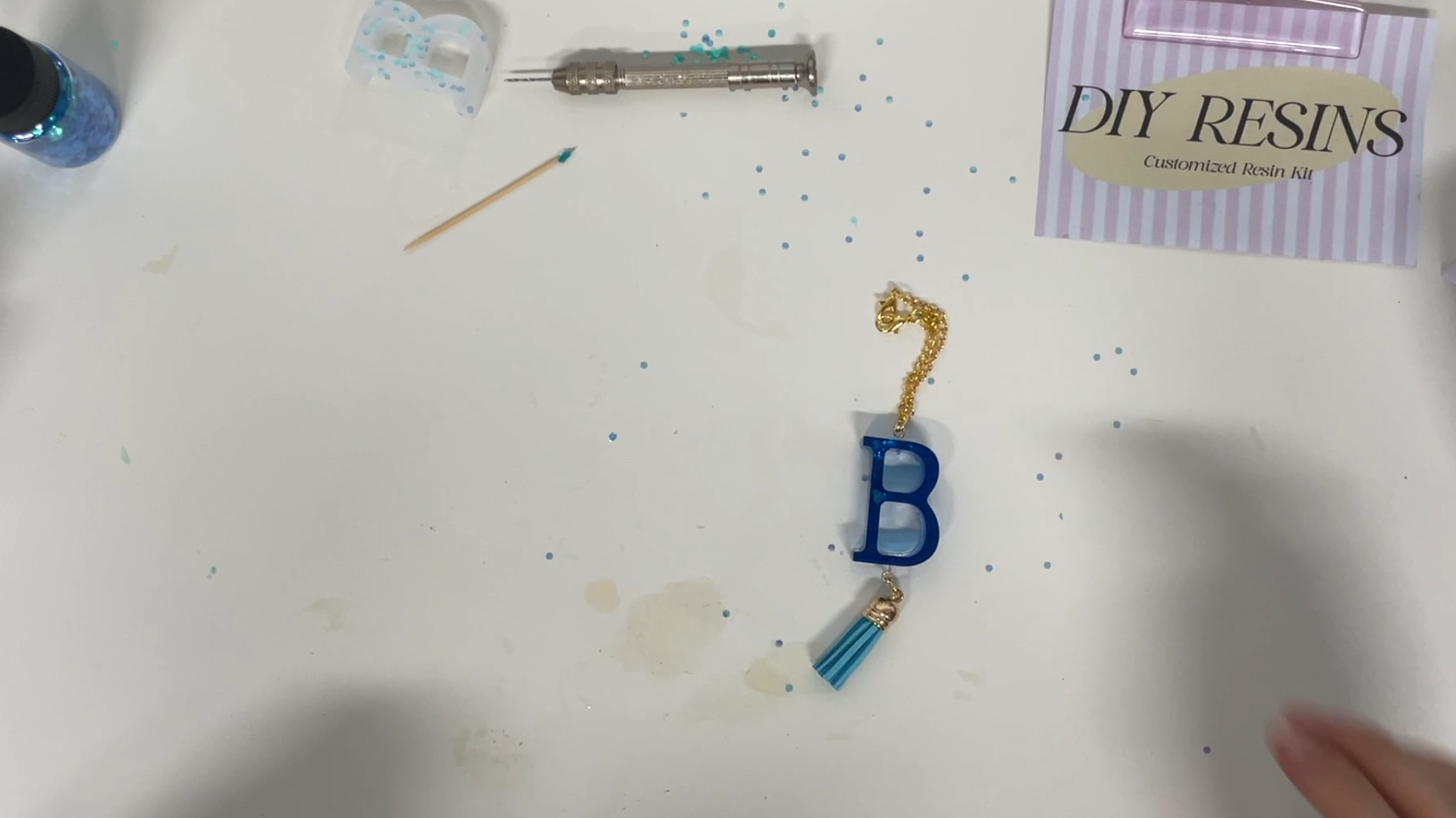 The DIY process of the ocean blue gradient UV resin letter pendant
